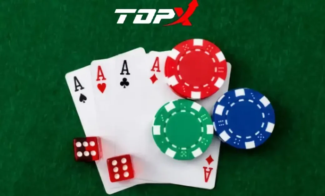 Quatro ases, fichas vermelha, verde e azul e dois dados sobre feltro verde, com a marca TopX